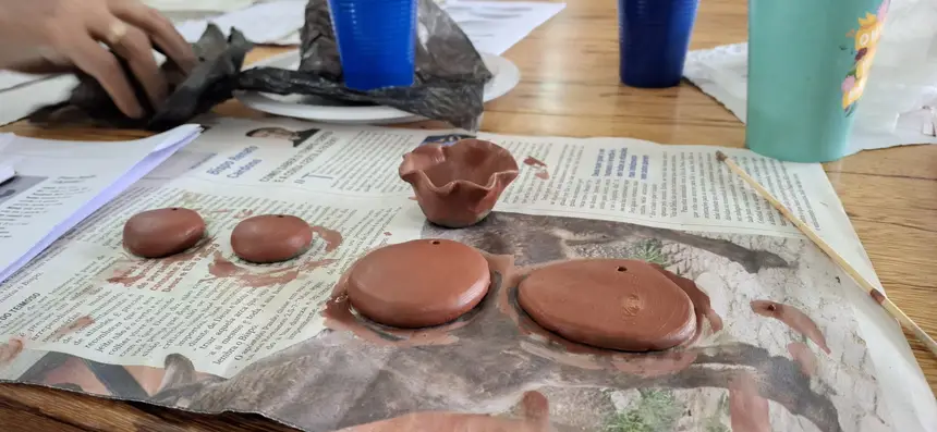 Com o uso da argila, peças artesanais ganham formas e grafismos