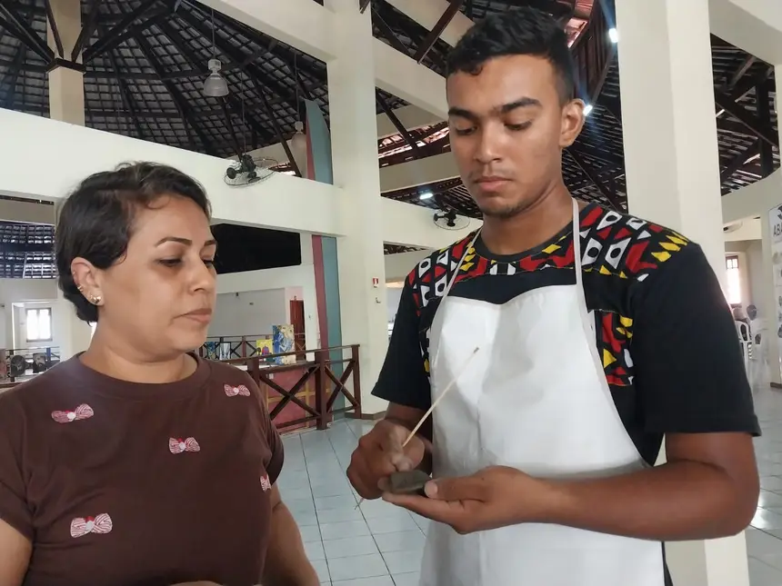 Foto: Ascom/Sete Artesão Gedean Moraes ministrou a oficina de produção de biojoias com a utilização de argila