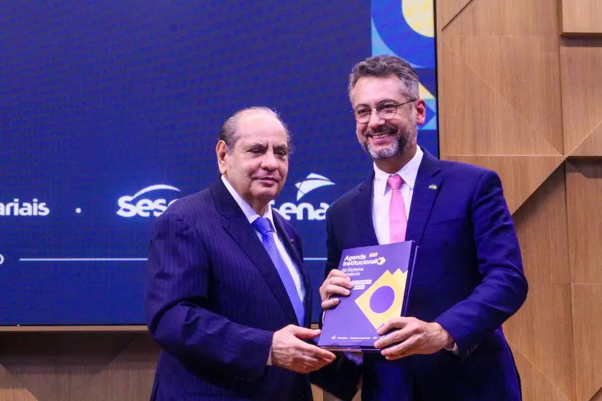 Presidente do Sistema CNC-Sesc-Senac, José Roberto Tadros entregou a agenda ao governador Clécio Luís
