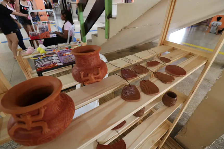 No evento, há espaço de comercialização de artesanato local