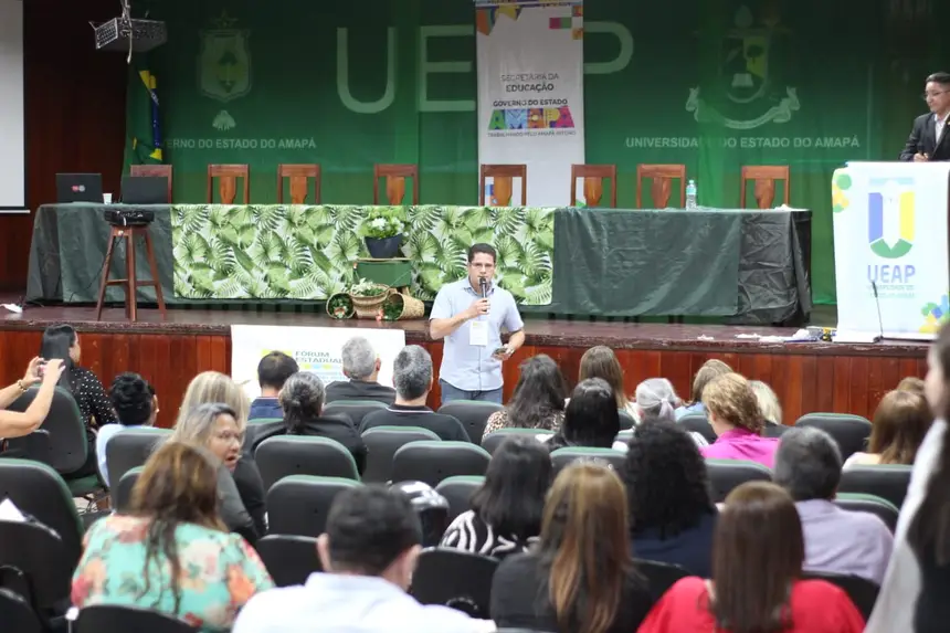 Foi debatido os avanços, retrocessos e perspectivas da Lei 0949/2005, que organiza o Plano de cargos, carreiras e salários dos profissionais da educação básica do Estado