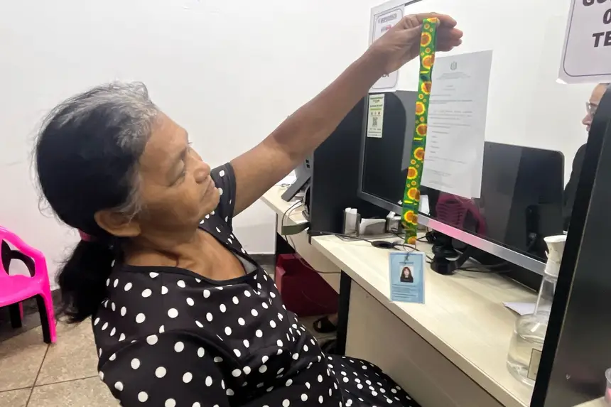 Dona Marinete do Socorro procurou o TEAcolho da Unidade Centro e emitiu a carteira do TEA da sua neta Manuelly 