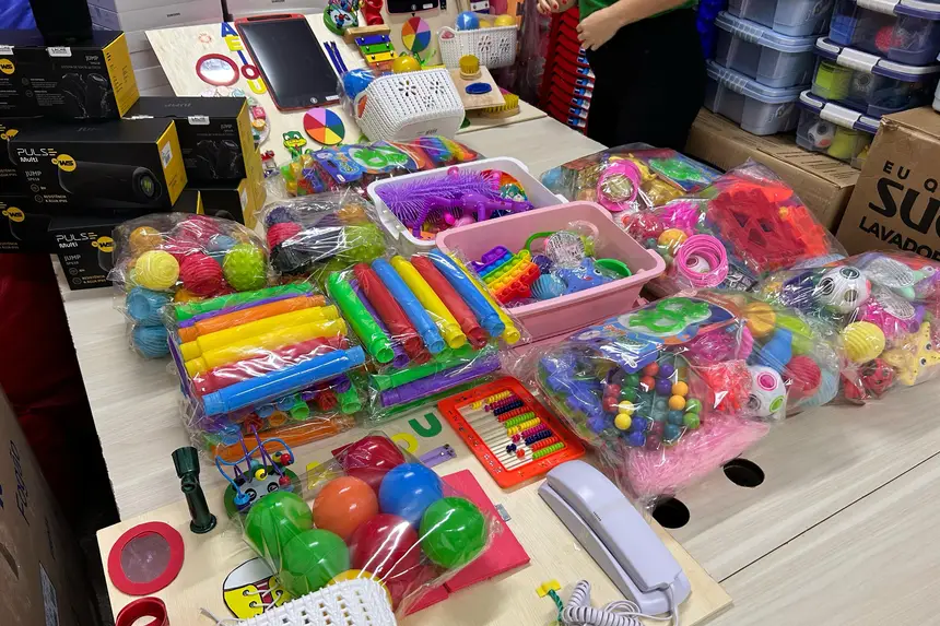 Brinquedos multissensoriais serão distribuídos em todas as salas do Projeto TEAcolho 