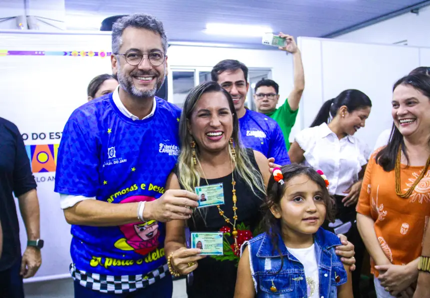 Ana Clara Paixão e sua família receberam Carteira de Identidade Nacional das mãos do governador Clécio Luís