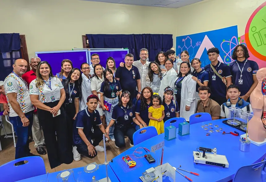 Governador Clécio Luís e comunidade escolar na entrega da Escola Munguba do Jari, em Vitoria do Jari