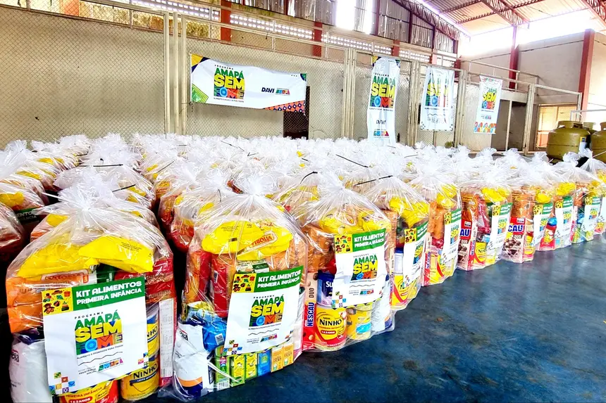 500 kits de alimentos foram entregues à população  