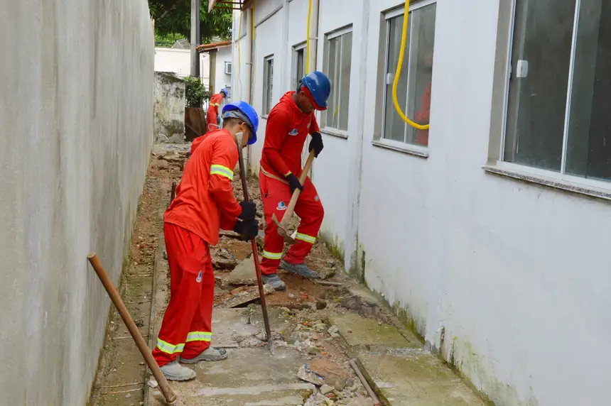 Equipes atuam na instalação de tubulações em geral, serviços em alvenaria, pisos e calçadas
