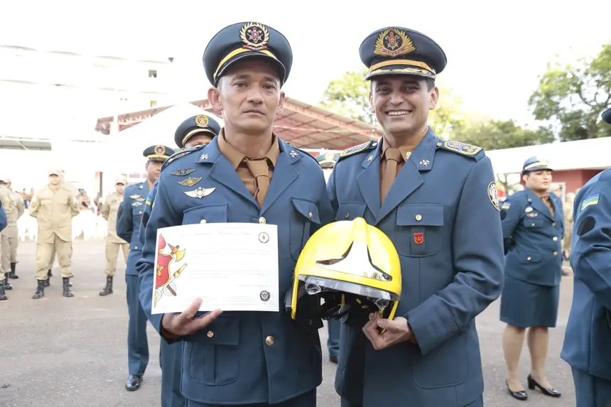 Sargento Adriano Almeida recebe o capacete amarelo das mãos do comandante Pelsondré Martins