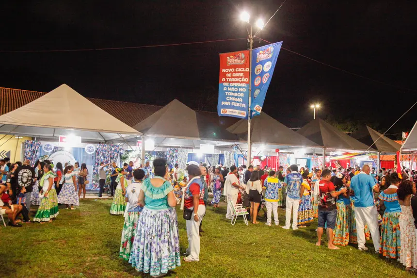 Estandes dos grupos culturais montados na Central do Ciclo do Marabaixo 2025