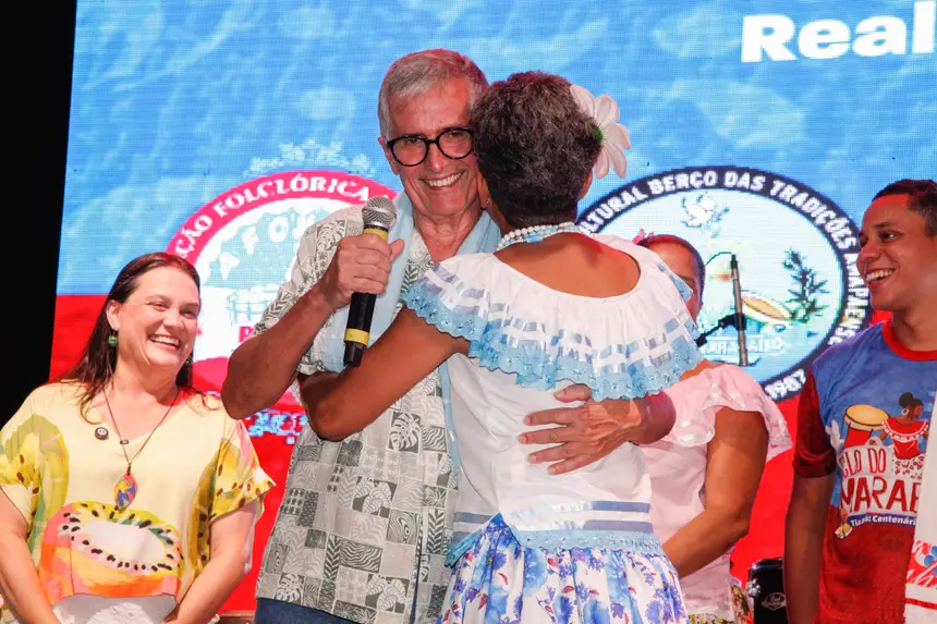 Representante do Ministério da Cultura, Henilton Menezes, recebe cumprimento da marabaixeira Elisia Congó