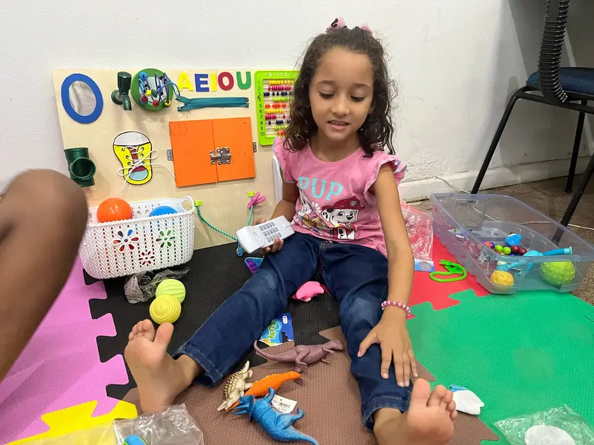 As crianças ficam vidradas nos brinquedos e materiais do Projeto TEAcolho 