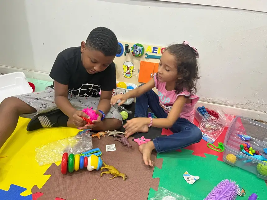 As crianças ficam vidradas nos brinquedos e materiais pedagógicos do Projeto TEAcolho 