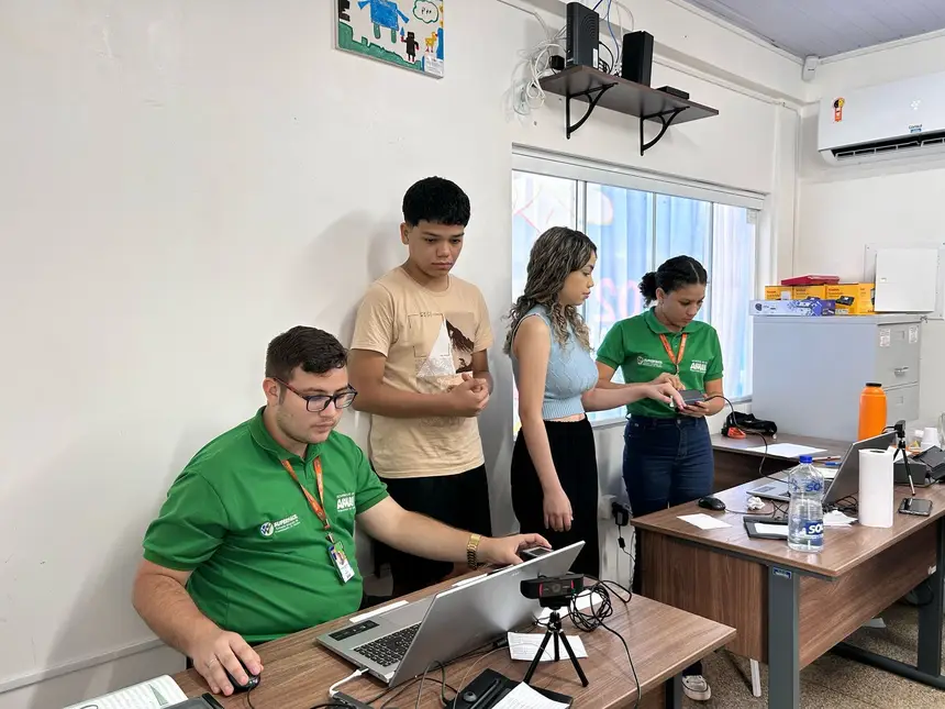 Atendimento da equipe Super Facil, com o Projeto TEAcolho no Centro Mundo Azul 