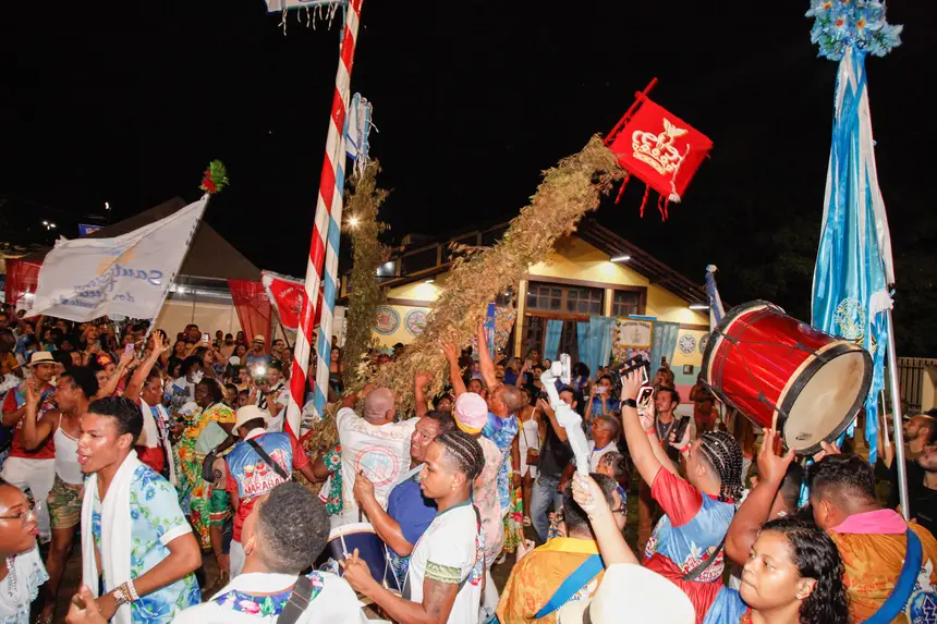 Ritual de derrubada dos mastros do Divino Espírito Santo e Santíssima Trindade marcou o encerramento da Central