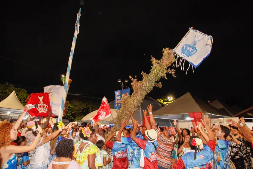 Ritual de derrubada dos mastros do Divino Espírito Santo e Santíssima Trindade marcou o encerramento da Central