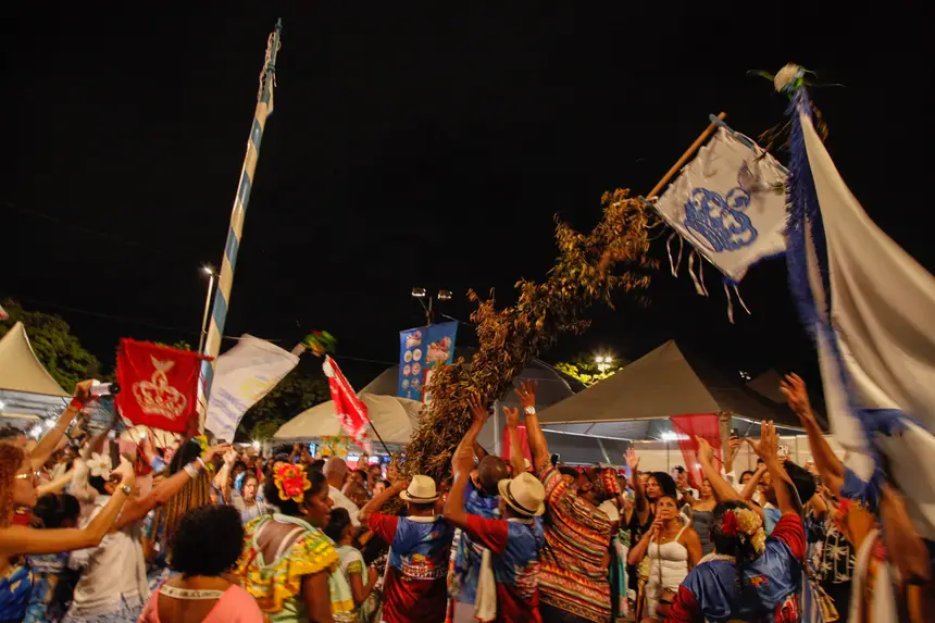 Ritual de derrubada dos mastros do Divino Espírito Santo e Santíssima Trindade marcou o encerramento da Central