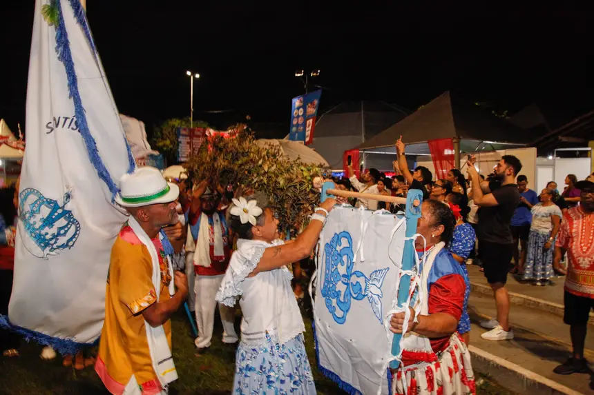 Ritual de derrubada dos mastros do Divino Espírito Santo e Santíssima Trindade marcou o encerramento da Central