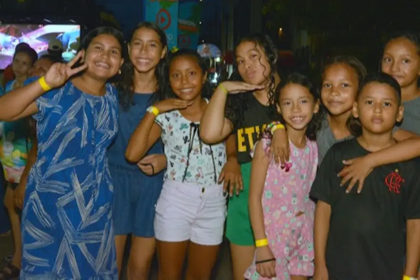 A criançada não perdeu tempo para registrar o momento memorável 