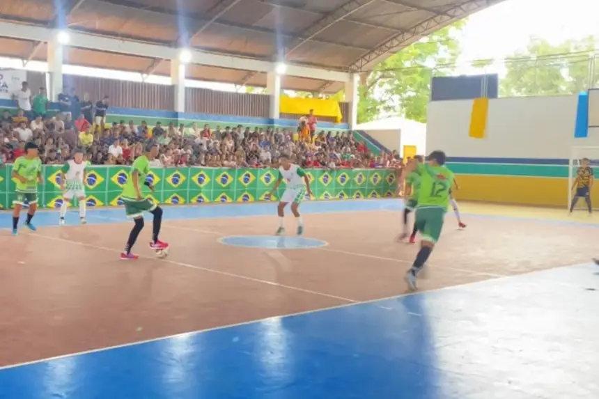 Disputa acirrada de futsal na Praça Central João da Silva Nery durante as Pré-Olimpíadas Municipais