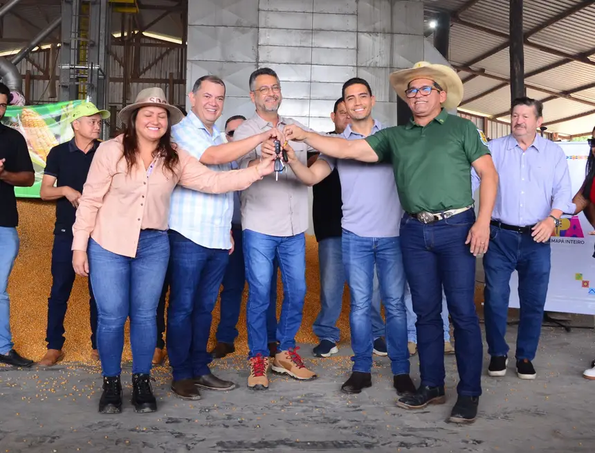 Dois veículos foram entregues ao Governo para fortalecer o desenvolvimento rural