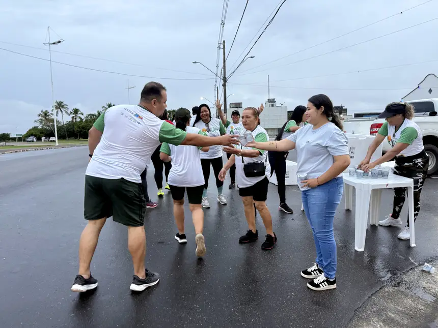 Água foi entregue para quem estava correndo e também caminhando 