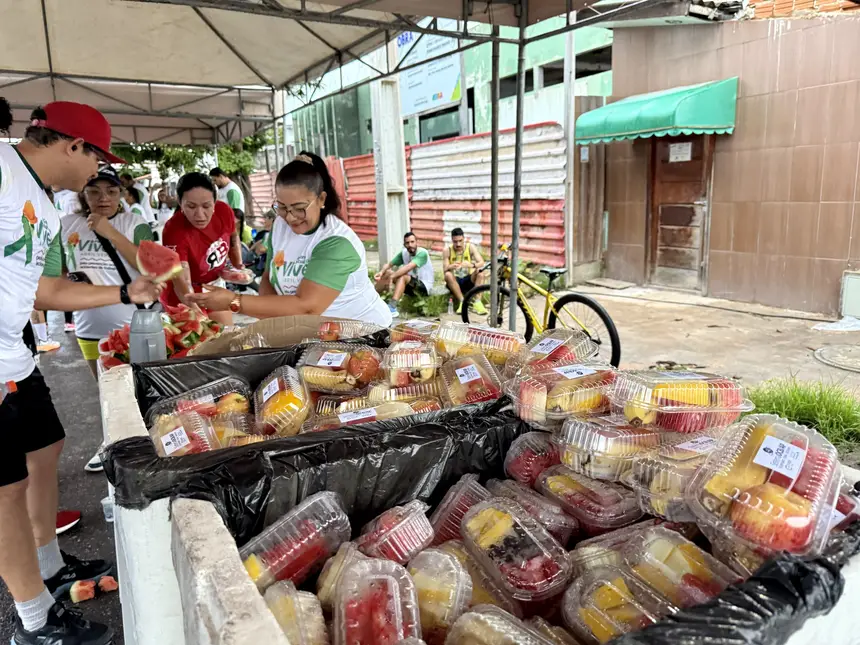 Atletas também receberam frutas após completar o trajeto