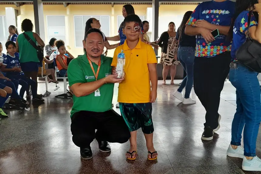 Diretor-geral de Atendimento do Super Fácil, Wenderson Leite na ação social na escola estadual Antônio Munhoz Lopes no Conjunto Habitacional Macapaba 