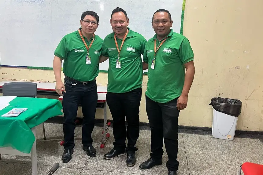 Diretor-geral de Atendimento do Super Fácil, Wenderson Leite com a equipe na escola municipal Aracy Nascimento   