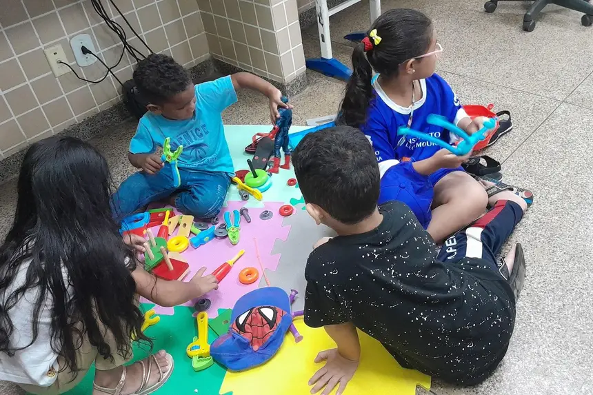 As crianças se divertem no espaço dos brinquedos pedagógicos e multissensoriais  do Projeto TEAcolho 