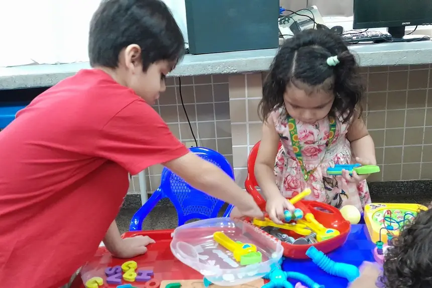 As crianças se divertem no espaço dos brinquedos pedagógicos e multissensoriais  do Projeto TEAcolho 