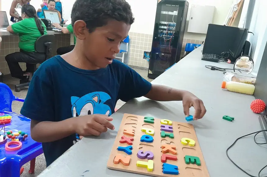 As crianças se divertem no espaço dos brinquedos pedagógicos e multissensoriais  do Projeto TEAcolho 