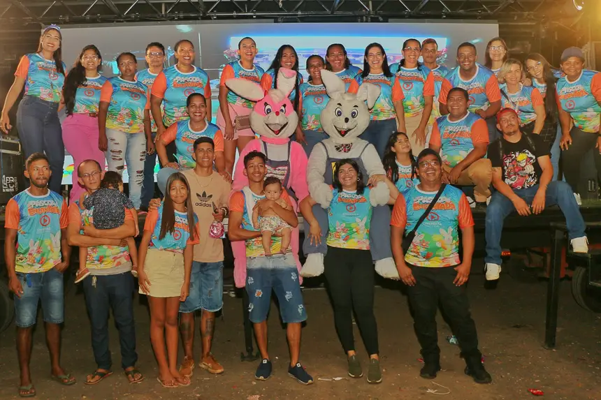 Servidores do Estado e moradores posaram com os coelhinhos da Páscoa