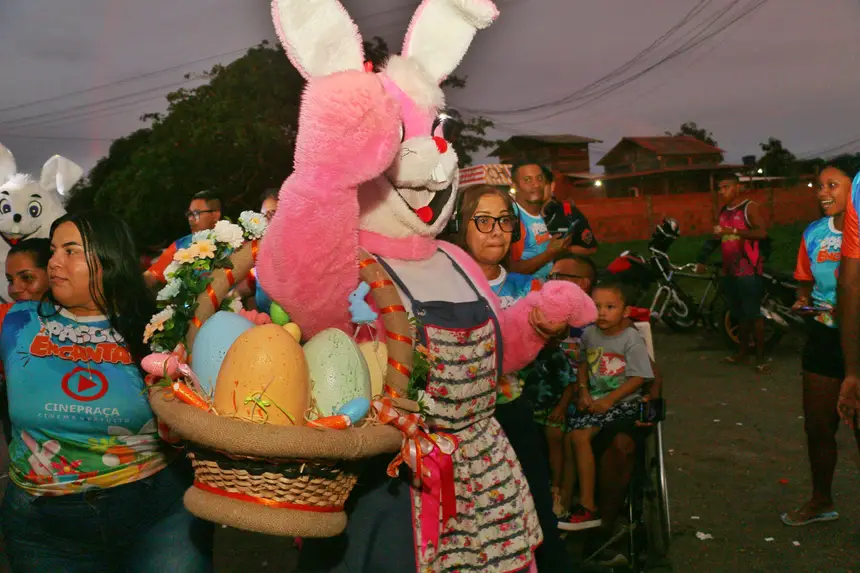 Quando os coelhinhos chegam as crianças ficam felizes