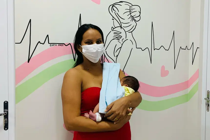Foto: Rodrigo Abreu/Sesa Rita de Cássia levou o pequeno José Mateus para fazer o teste do pezinho na maternidade Mãe Luzia