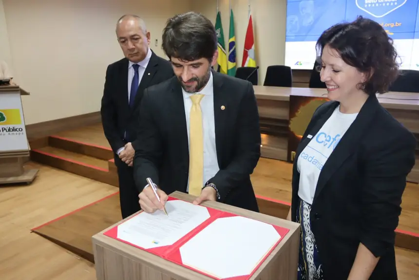 Assinando o Termo de Adesão, o procurador-geral de Justiça do MP-AP, Alexandre Monteiro