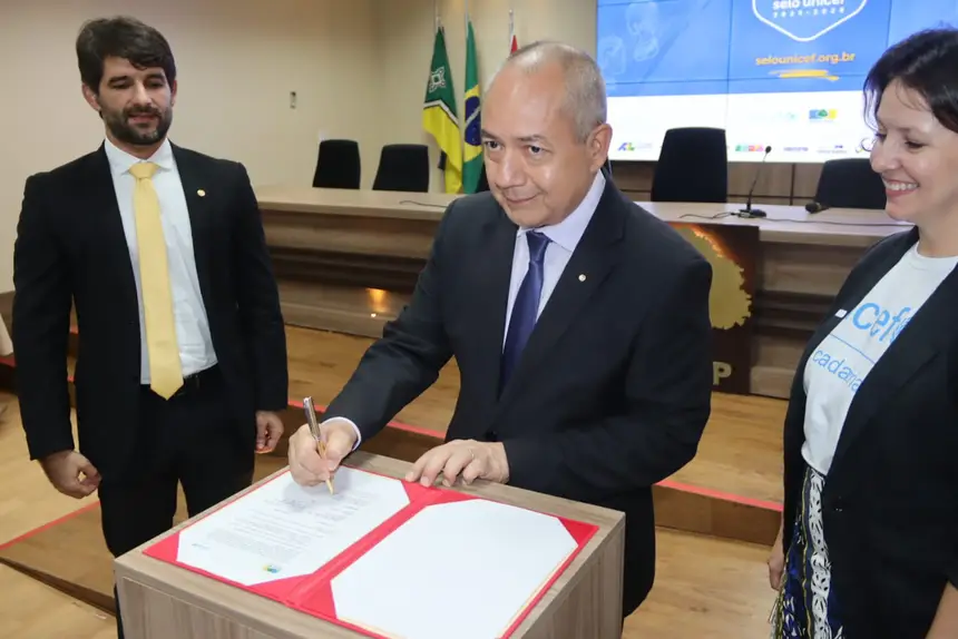  Promotor de Justiça, Miguel Ferreira durante assinatura do Termo de Adesão à iniciativa