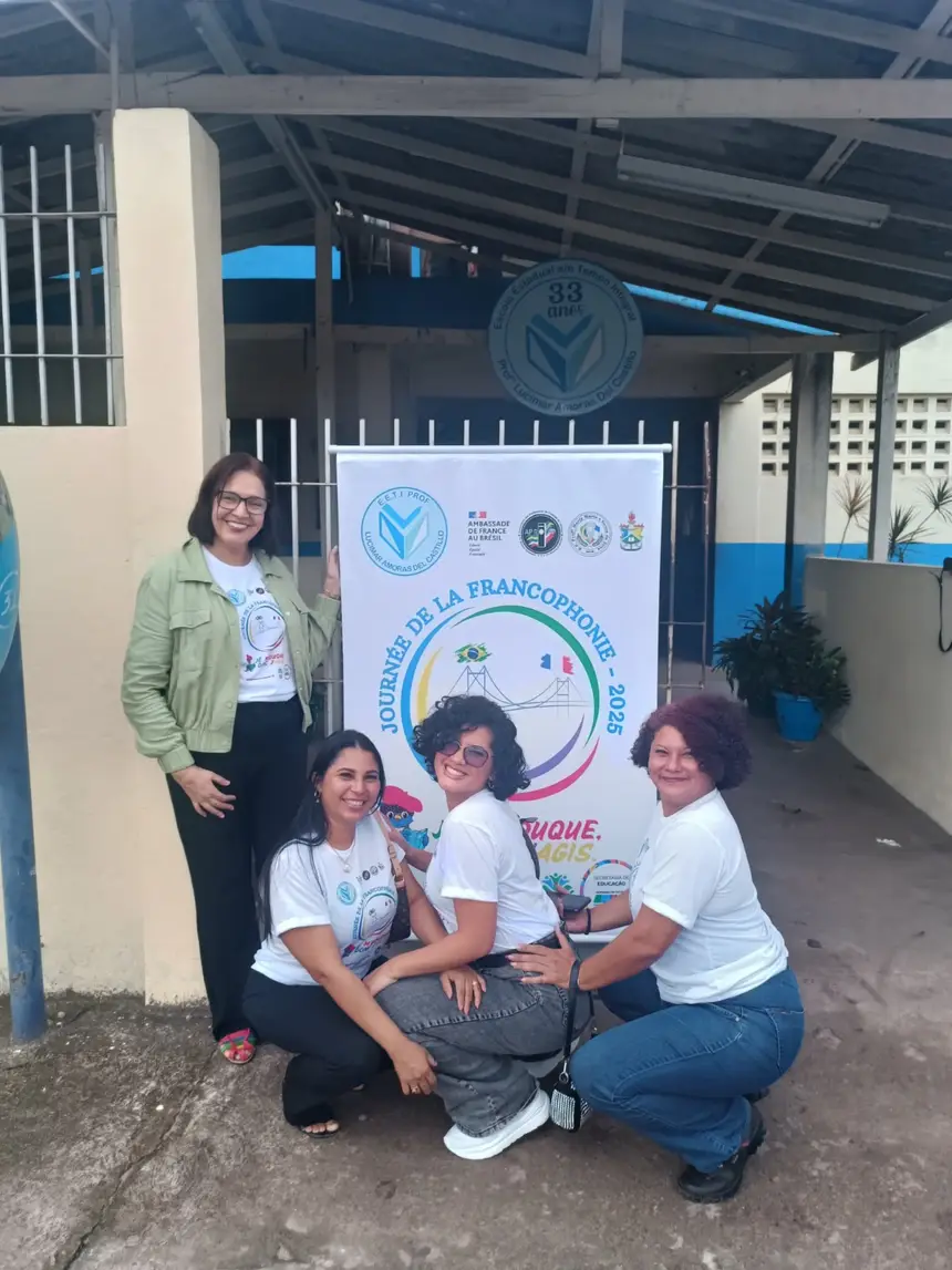 A coordenadora Adalúcia e alunas do Curso de Letras do Campus Binacional 