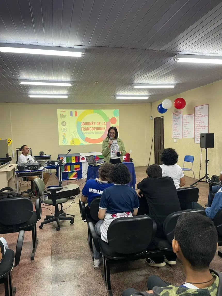 A Coordenadora do projeto Adalúcia Aragão com os alunos
