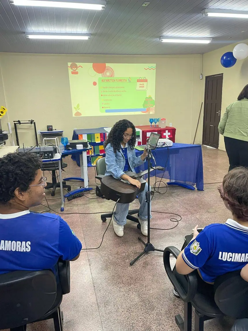 A aluna Maria Eduarda tocou e contou em francês 