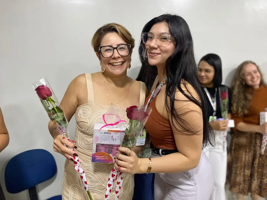 Entrega de flores e brindes às participantes