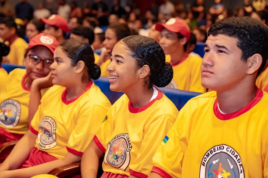 Sorrisos e entusiasmo marcam o início do Projeto Bombeiro Cidadão 2025, com jovens cheios de expectativas para o futuro