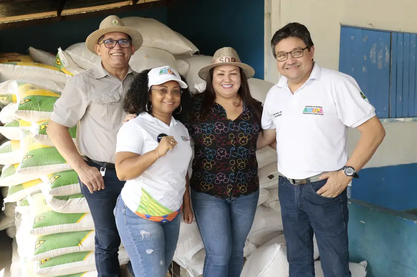 Secretários de Estado durante entrega do 'Arranjo Produtivo"
