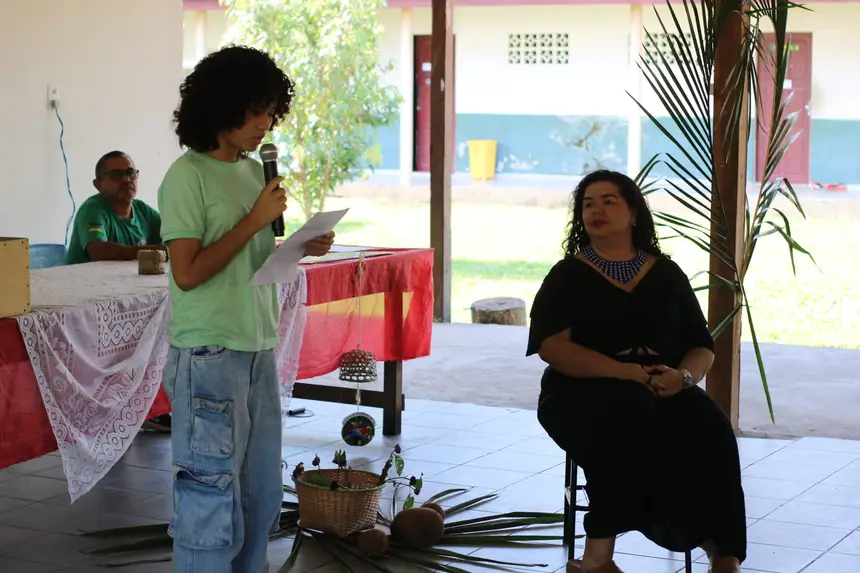Momento de declamação de poemas pelos alunos da escola