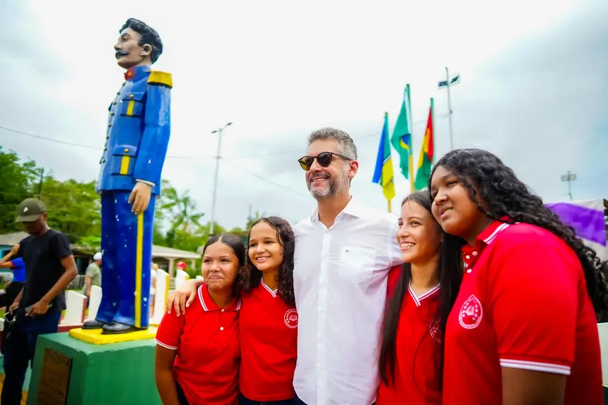 Foto: Jessé Matos/Agência Grito Governador Clécio Luís abraçado com estudantes ao lado da estátua de Cabralzinho