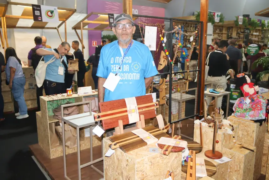 Orlando de Carvalho, de Mazagão Novo, presente no stand do "Tercendo Artes"