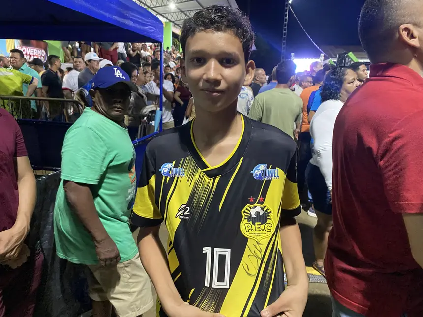 Foto: Sharlot Sandim Douglas Walace, estudante da rede estadual de ensino, garantiu o autógrafo do ídolo Cafu durante a cerimônia de inauguração