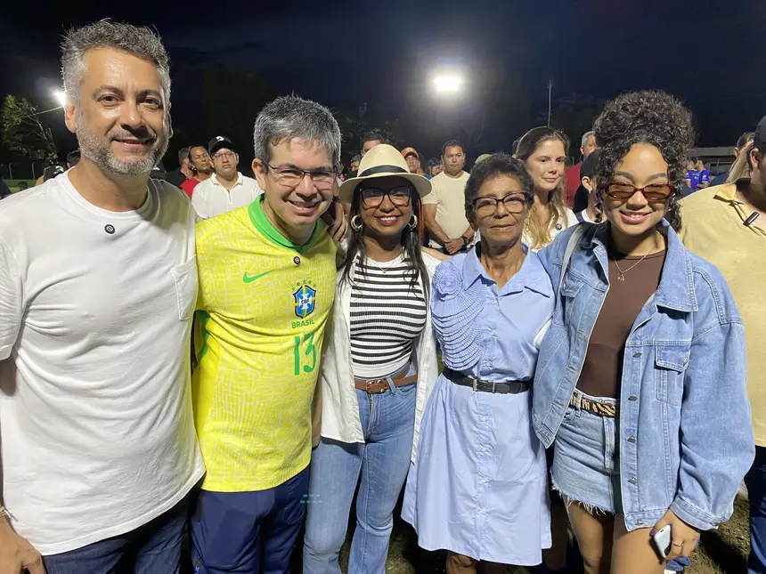 Foto: Sharlot Sandim Aneth Maciel com sua família, ao lado do governador Clécio Luís e senador Randolfe Rodrigues
