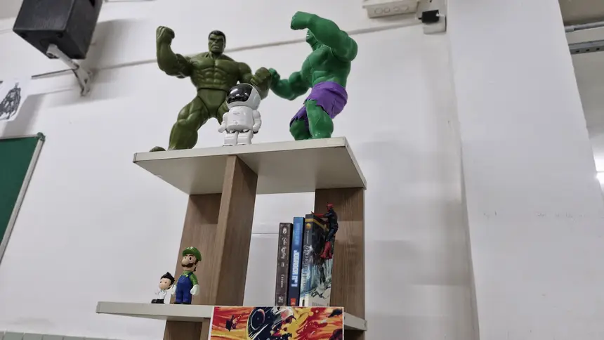Símbolos da cultura nerd e geek, hulk, super Mario e diversos hqs 