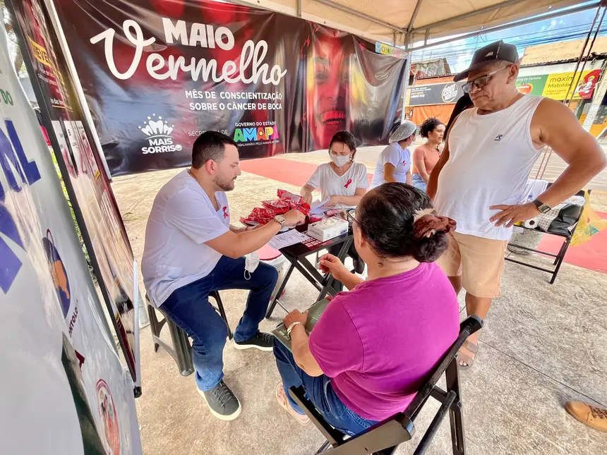 Equipe conscientizando população sobre o câncer de boca