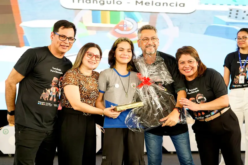 Jovens da rede estadual recebem, das mãos do governador, as primeiras unidades do kit tecnológico